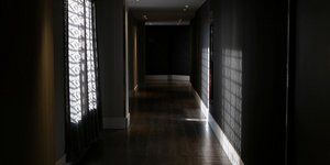 Ποια χρώματα φωτίζουν τα σκοτεινά δωμάτια