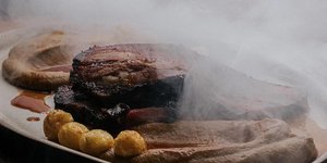 Βγαίνουμε την Τσικνοπέμπτη: Από κλασικά ταβερνάκια μέχρι smokehouse που βράβευσε ο οδηγός Michelin