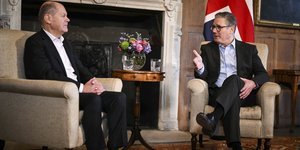 Ο Γερμανός καγκελάριος Όλαφ Σολτς με τον Βρετανό πρωθυπουργό Κιρ Στάρμερ