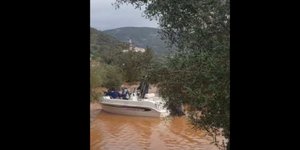 Ταχύπλοο βοηθάει τους κατοίκους του πλημμυρισμένου χωριού
