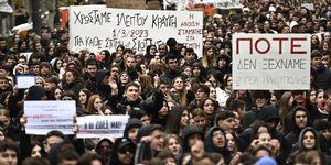 Τέμπη: Η χώρα κατεβάζει ρολά την Παρασκευή στην μνήμη των θυμάτων -Πώς θα κινηθούν τα ΜΜΜ, ποιοι κλάδοι απεργούν