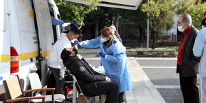 Γιατρός του ΕΟΔΥ κάνει τεστ covid σε πολίτη