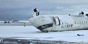 Το αεροπλάνο της Delta που αναποδογύρισε στο αεροδρόμιο του Τορόντο στον Καναδά
