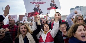 Διαδηλώσεις για τις συλλήψεις μελών της αντιπολίτευσης