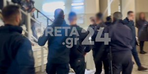 Ο 19χρονος και ο 21χρονος συνοδηγός του ΙΧ στα δικαστήρια Ηρακλείου