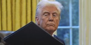 Ο Ντόναλντ Τραμπ κρατά φάκελο