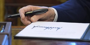 Η υπογραφή του Ντόναλντ Τραμπ σε προεδρικό διάταγμα