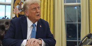 Ο Ντόναλντ Τραμπ συνομιλεί με δημοσιογράφους στο Οβάλ Γραφείο