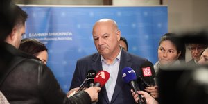 Ο Τσιάρας κάνει δηλώσεις στα ΜΜΕ