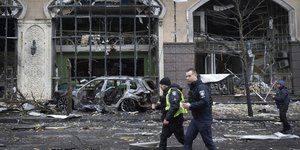 Ουκρανοί αστυνομικοί σε τόπο έκρηξης