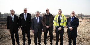 Ο Χάρης Δούκας μαζί με τον ιδιοκτήτη της ΠΑΕ Παναθηναϊκός Γιάννη Αλαφούζο, μπροστά από τα έργα της Διπλής Ανάπλασης