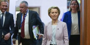 Η Πρόεδρος της Ευρωπαϊκής Επιτροπής Ούρσουλα φον ντερ Λάιεν, δεύτερη δεξιά, στην εβδομαδιαία συνεδρίαση του Κολλεγίου των Επιτρόπων στα κεντρικά γραφεία της ΕΕ στις Βρυξέλλες, 5 Φεβρουαρίου 2025