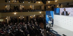Ο Βανς μιλαει στο ακροατήριο στο Μόναχο