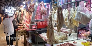 Καταναλωτές κάνουν τα τελευταία ψώνια για την Τσικνοπέμπτη στην Βαρβάκειο