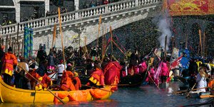 Στιγμιότυπο από την παρέλαση με τις γόνδολες στη Βενετία