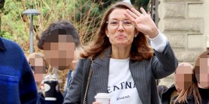 Μόνο η Βίκυ Καγιά θα μπορούσε να φορέσει Chanel loafers με λευκές κάλτσες και να δείχνει σοφιστικέ