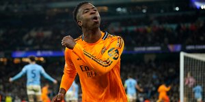 Ο Βινίσιους Τζούνιορ πανηγυρίζει τη νίκη της Ρεάλ στο Έτιχαντ 