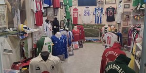 Το μουσείο «Βασίλης Καπενής» έχει ως εκθέματα φανέλες αθλητών και άλλα προσωπικά τους αντικείμενα