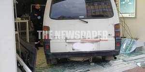 Φορτηγάκι έπεσε πάνω σε τζαμαρία καταστήματος