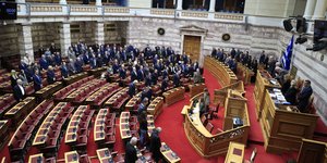 Ενός λεπτού σιγή στην Ολομέλεια της Βουλής για τα θύματα των Τεμπών