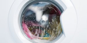 Είναι καλύτερο να πλένουμε τα ρούχα μας ανάποδα; Δείτε τι συνιστούν οι ειδικοί