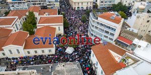 Πλήθος κόσμου στη Χαλκίδα για την τραγωδία των Τεμπών