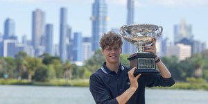 Ο Γιάνικ Σίνερ με το τρόπαιο του Australian Open στη Μελβούρνη