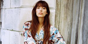 Το εμπριμέ φόρεμα από τα Zara που θα φορέσετε τώρα με μπότες και την άνοιξη με σανδάλια