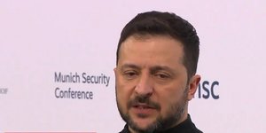 Ο Βολοντιμίρ Ζελένσκι κατά τη συνέντευξη στην Κριστιάν Αμανπούρ στη Διάσκεψη Ασφαλείας του Μονάχου