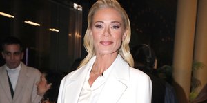 Μαθήματα κομψότητας από τη Ζέτα Μακρυπούλια στην κοπή της πίτας του Ant1