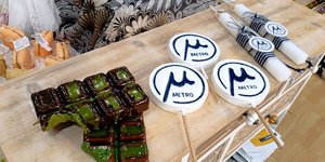 Λαμπάδες «Μετρό Θεσσαλονίκης» και «σοκολάτα Ντουμπάι» κάνουν θραύση ενώ το... «πιτόγυρο» φτάνει μέχρι την Αυστραλία