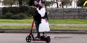 Τσολιάδες «παρήλασαν» με... ηλεκτρικό πατίνι στη Θεσσαλονίκη