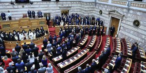 Εικόνα από τα άδεια έδρανα στην ορκωμοσία Τασούλα