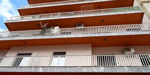Η πολυκατοικία στου Ζωγράφου, όπου βούτηξε στο κενό το ζευγάρι