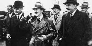 Ο Αδόλφος Χίτλερ με τον Fritz Thyssen (ακριβώς από πίσω του) / WIKIPEDIA