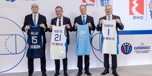 Από αριστερά, ο Πρόεδρος της ΕΟΚ κ. Ευάγγελος Λιόλιος, ο Αναπληρωτής Υπουργός Αθλητισμού κ. Γιάννης Βρούτσης, ο Πρόεδρος του ΔΣ της HELLENiQ ENERGY κ. Σπήλιος Λιβανός, ο Διευθύνων Σύμβουλος της HELLENiQ ENERGY και της ΕΚΟ κ. Ανδρέας Σιάμισιης