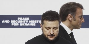 Προβληματισμένοι ο Ουκρανός πρόεδρος Βολοντίμιρ Ζελένσκι και ο Γάλλος πρόεδρος Εμανουέλ Μακρόν