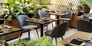 Ο «μυστικός κήπος» του εστιατορίου Mayan στο πίσω μέρος της Στοάς Πεσμαζόγλου