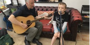 Ο Τζέιμς Xάρις τραγουδάει και ο γνωστός βρετανός τραγουδοποιός Μπίλι Μπραγκ τον συνοδεύει στην κιθάρα / JOHN HARRIS