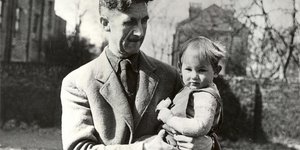 Ο Τζορτζ Όργουελ με τον γιο του, Ρίτσαρντ / WIKIPEDIA