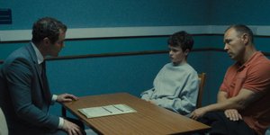 Από αριστερά προς δεξιά: Mark Stanley ως Paulie Miller, Owen Cooper ως Jamie Miller, Stephen Graham ως Eddie Miller στο Adolescence