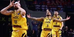 Παίκτες της μπασκετικής ΑΕΚ πανηγυρίζουν