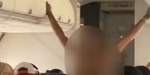 Επιβάτης αεροπλάνου πέταξε τα ρούχα της και άρχισε να ουρλιάζει 