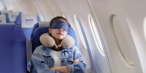 Γυναίκα κοιμάται στο αεροπλάνο