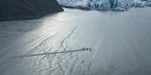 Πιλότος και 2 κορίτσια έμειναν στο φτερό αεροπλάνο μετά τη συντριβή του σε παγωμένη λίμνη