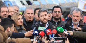 Ο Νίκος Ανδρουλάκης κατά την επίσκεψή του στον χώρο της τραγωδίας των Τεμπών