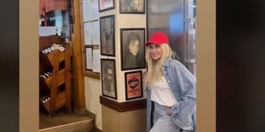 Η Άννα Βίσση σε ταβέρνα στα Καλύβια με casual look