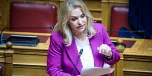 Η υφυπουργός Ανάπτυξης Άννα Μάνη-Παπαδημητρίου στη Βουλή