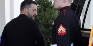 O Βολοντίμιρ Ζελένσκι αποχωρεί από την συνάντησή του με τον Ντόναλντ Τραμπ