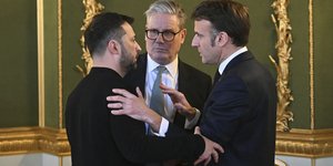 Ο Βολοντίμιρ Ζελένσκι με τον Κιρ Στάρμερ και τον Εμανουέλ Μακρόν